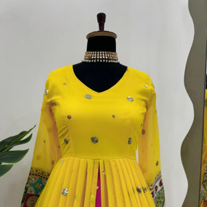 Présentation du nouveau haut de travail de broderie de séquence lourde en fausse Georgette et Lehenga avec bordure en dentelle Dupatta - Product Image 1