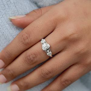 Anillo de moissanita de diseñador de Plata de Ley 925 con forma ovalada elegante de estilo único para ocasiones especiales - Product Image 4