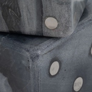 Sculpture de table à dés unique Centre de table artistique Design audacieux Décoration de maison créative Pièce de déclaration parfaite pour la salle de jeux - Product Image 2