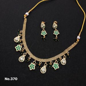 Collier en or de style vintage serti d'émeraude de rubis et d'émail floral Bijoux ethniques parfaits pour des occasions spéciales - Product Image 2