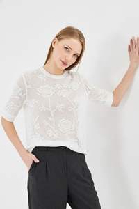 Blouse en tricot à motif de roses pour femmes - Haut doux à col rond et manches courtes avec bouton au dos - Tricotage floral au crochet pour l'été - Product Image 3