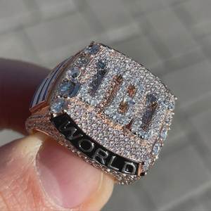 Bagues tendance pour hommes, personnalisables avec nom, en moissanite taille diamant, plaquées or 18 carats, certifiées IGI - Product Image 1