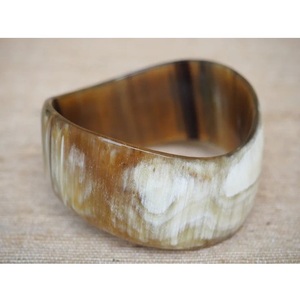 Brazaletes de Cuerno de Búfalo Orgánico Ecológico Pulido a Mano, Joyería de Moda para Mujer, Venta al por Mayor - Product Image 4