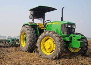 Nouveau tracteur agricole John Deere avec une puissance de couple élevée, adapté aux travaux agricoles lourds et au labourage - Product Image 3