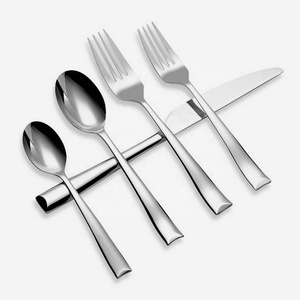 Nuevo juego de cubiertos de acero inoxidable con mango plano en forma de U de diseñador completo para mesa con cuatro piezas - Product Image 3