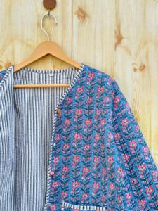 เสื้อแจ็คเก็ตผ้าฝ้ายพิมพ์ลายบล็อกแบบอินเดียสำหรับผู้หญิง ลายดอกไม้ สวมใส่สบาย ติดกระดุม ใส่ได้ทุกฤดู ผ้าเจอร์ซีย์แบบกลับด้านได้ - Product Image 3