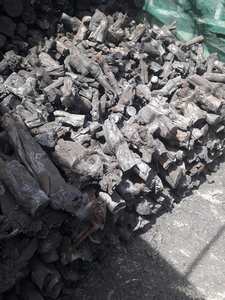 Morceau de charbon de bois noir Offre Spéciale avec chaleur douce et fumée minimale pour barbecue - Product Image 3