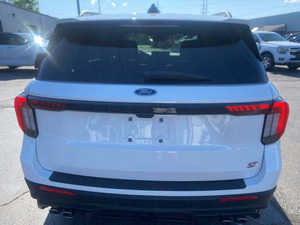 2024 Explorer ST AWD Automático Asientos de Cuero Volante a la Izquierda R18 Techo Panorámico 50001-75000 Millas Título Limpio Sin Accidentes - Product Image 4