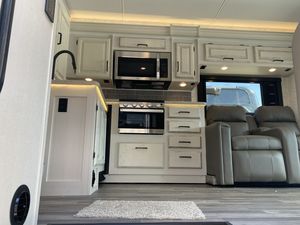 Camping-car de luxe d'occasion de 16 pieds 4x4, construction en acier et aluminium, capacité 4-6 personnes, idéal pour les voyages sur route et le camping à domicile - Product Image 3