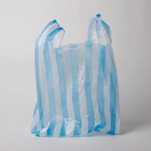 Sacs en plastique monocouche personnalisés avec poignée Sac en polyester recyclé biodégradable imprimé avec logos Sac à provisions réutilisable en plastique. - Product Image 2