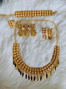 Ensemble de bijoux de mode vintage de la collection du fabricant indien 2024 cuivre plaqué or 24 carats comprenant des broches de collier conçues par les États-Unis - Product Image 6