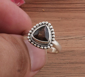 แหวนเงินแท้ 925 ประดับพลอยสโมคกี้ควอตซ์ธรรมชาติ งานแฮนด์เมดสไตล์วินเทจโบโฮ เหมาะสำหรับทั้งชายและหญิง ของขวัญสำหรับงานแต่งงานหรืองานปาร์ตี้ - Product Image 3