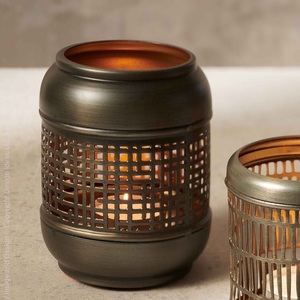 Bougeoir à bougie votive en métal coupé floral pour une lueur subtile dans les coins et les couloirs de méditation des chambres - Product Image 5