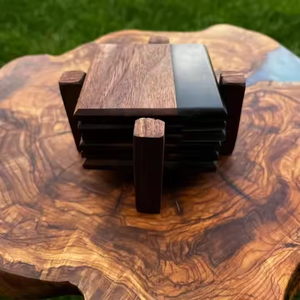 Dessous de verre en noyer en bois au design de luxe Dessous de verre en noyer fait main au design moderne par Crescent Crafts - Product Image 1