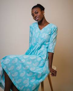 Vestido Casual de Algodón Azul Plateado con Estampado Floral Bohemio y Luna Plateada Estampada a Mano - Product Image 3