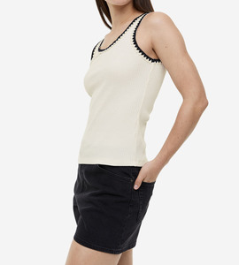 เสื้อครอปแขนกุดถักแบบสั่งทำขายส่ง ผ้าสแปนเด็กซ์/โพลีเอสเตอร์ ระบายอากาศได้ดี เป็นมิตรกับสิ่งแวดล้อม คอเสื้อสีขาวแบบริบ - Product Image 4