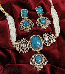 Hermoso y Elegante Juego de Gargantilla Polki Kundan Chapado en Oro Latón para Bodas, Compromisos, Fiestas, Aniversarios y Celebraciones - Product Image 1