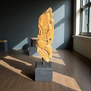 Soporte Arquitectónico de Madera de Teca Tallada a Mano, Estilo Antiguo, sobre Base Personalizada para Museo - Product Image 2