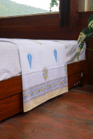 Drap de lit en coton imprimé à la main |   Drap de lit blanc à motif floral et paisley avec bordure |   Literie artisanale indienne pour la vente en gros