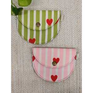 Ensemble de 2 mini-portefeuilles Qumee Lady Style Heartbeat vert et en tissu recyclé de 5 pouces avec décoration boutonnée - Product Image 1