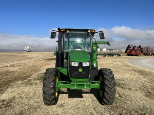 Tracteur à roues John Deeree 5100M 4x4 Chargeur frontal Moteur Cummins 90 CV Pompe à engrenages à roulement - Équipement agricole d'occasion - Product Image 4