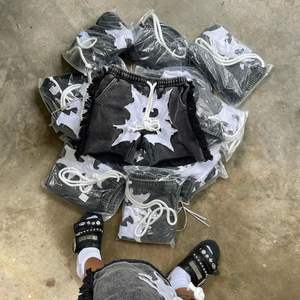 Shorts de mode pour hommes avec broderie de tissu appliqué en tissu lavé personnalisé - Product Image 2