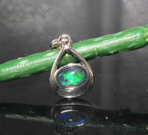 Colgante de Ópalo Australiano en Plata de Ley con un Moderno Baño de Rodio en Acero Inoxidable, Colgantes y Dijes de Moda - Product Image 5