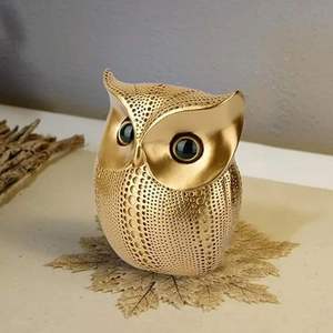 Pièce maîtresse décorative Lucky Owl en résine dorée pour installation sur table - Product Image 4