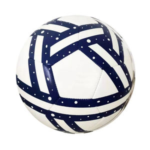 Ballon de football de haute qualité à 32 panneaux, cousu à la main, taille 5, logo personnalisé, couleurs personnalisées, étiquettes personnalisées, léger, pour l'entraînement, fabriqué à Sialkot - Product Image 2