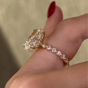Anillo de Compromiso de Oro con Corte Ovalado Certificado por IGI, con Banda Pavé y Halo Oculto de Diamantes - Product Image 4