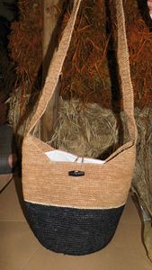 Madagascar Crochet Raphia Sac À Main 100% Coton Couleur Bicolore avec Bouton En Corne De Zébu Fait À La Main Longue Sangle Bandoulière Incrustation De Paille - Product Image 3