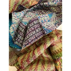 Pañuelo de Seda 100% Vintage, Estilo Kantha, Diseño Estampado a Mano 'Writing Wall', para Primavera/Invierno, Producto para Niñas - Product Image 3