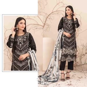 Traje paquistaní de fabricación india, algodón Cambric puro con trabajo de secuencia bordado disponible a un precio asequible - Product Image 1