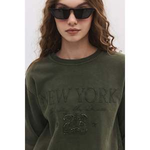 Sweat-shirt à effet délavé avec slogan - Product Image 2