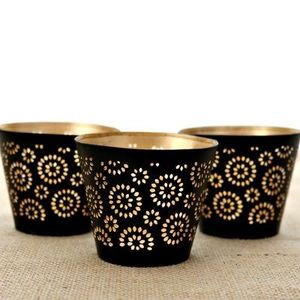 Soporte votivo de luz de té de hierro étnico tradicional con diseño de corte láser floral utilizado durante bodas o eventos religiosos - Product Image 3