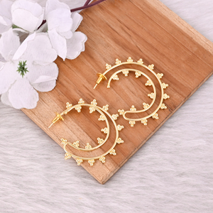 Boucles d'oreilles créoles en laiton plaqué or minimalistes en gros, design ethnique éthéré pour mariages, fiançailles, fêtes, parfaitement tendance - Product Image 2