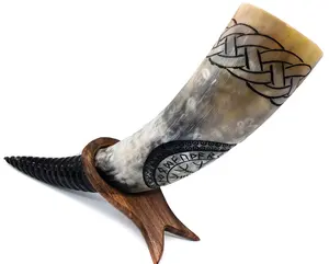 Cuerno grabado a mano inspirado en brújula vikinga Cuerno para beber hecho a mano auténtico con soporte de madera maciza Estilo nórdico medieval pulido