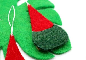 เครื่องประดับแขวนต้นคริสต์มาสตุ๊กตาโนมส์สีแดงและเขียวทำด้วยมือขนาด10ซม. ตกแต่งเทศกาลโดยหัตถกรรม kriti - Product Image 4