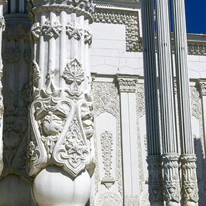 Pilares Arquitectónicos Modernos de Mármol Sólido con Tallados Intrincados y Arcos Ornamentales para Proyectos Estructurales de Lujo en Exteriores - Product Image 3