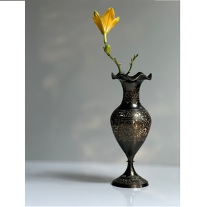 Design idéal pour la décoration intérieure Vase et vase à fleurs en or Fait à la main Personnalisé Meilleur décor d'intérieur et design fait à la main - Product Image 1