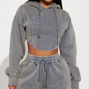 เสื้อฮู้ดแบบสั้นสำหรับผู้หญิงชุดเสื้อครอปสีพื้นพิมพ์โลโก้ออกแบบได้ตามต้องการ - Product Image 3