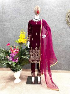 Lancement d'un nouveau vêtement de soirée de créateur, Look Top Dupatta et séquence de broderie en velours Viscose entièrement cousue, fonctionne avec les manches - Product Image 2