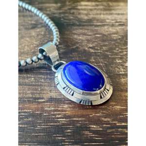 Pendentif artisanal Navajo en lapis-lazuli et argent sterling, motif goutte d'eau ethnique avec sertissage clos et incrustation or rose, breloques pendentifs - Product Image 2