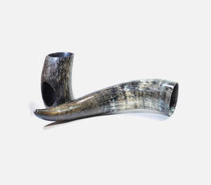 เขาสัตว์แท้ทำมือสำหรับดื่มสไตล์ไวกิ้ง พร้อมลวดลายแกะสลักค้อนธอร์ มีโอลนีร์  และแท่นวางเขาสัตว์ขัดเงาเข้าชุด - Product Image 1