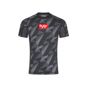 Protector de erupción para hombres impulsado por el rendimiento con hombros sin costuras Paneles de malla transpirable y estiramiento que absorbe la humedad - Product Image 1