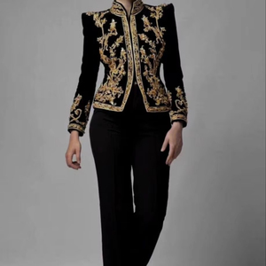 แจ็กเก็ตปักกำมะหยี่สีดำหรูหราสีทองมีรายละเอียด zari ผ้าฝ้ายระบายอากาศคู่กางเกงตรงสำหรับสวมใส่ในงานปาร์ตี้อย่างเป็นทางการ - Product Image 1