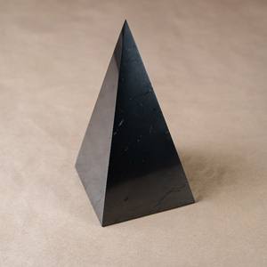 Pirámide alta de shungita pulida de 3.1 pulgadas (80 mm) - Product Image 5