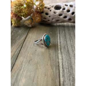 Anillo de Plata de Ley con Turquesa Kingman Hecho a Mano por los Navajo, con Engaste de Oro Rosa, Talla 7.25, Regalo, Marca Privada Licenciada 'IS' - Product Image 3