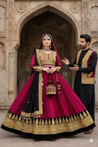 Robe Kuchi traditionnelle ultra longue en mousseline de soie blanche afghane avec corsage en velours noir et broderie à la main en zari doré complexe, décontractée - Product Image 4