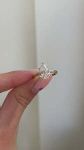 Lujosos Anillos de Compromiso de oro macizo de 18 quilates con 5 garras ocultas de Halo solitario para mujer, adornados con diamantes cultivados en laboratorio de corte de pera - Product Image 4